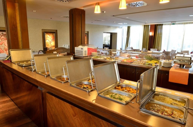 V hotelové restauraci Portunus Restaurant a na terase s kouzelným výhledem na jezero Balaton a na bazén se podávají typické maďarské speciality a jídla mezinárodní kuchyně.